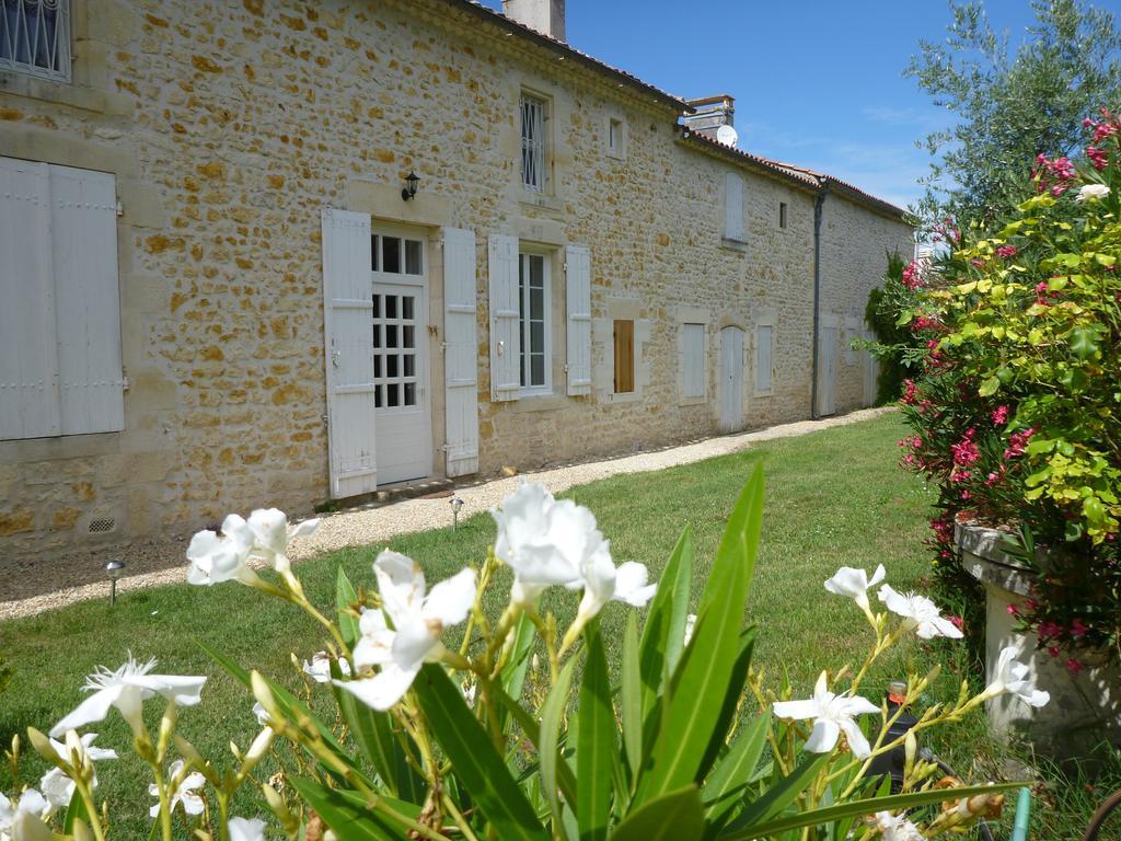 Bed and Breakfast Domaine Du Papillon Lesparre-Médoc Exterior foto